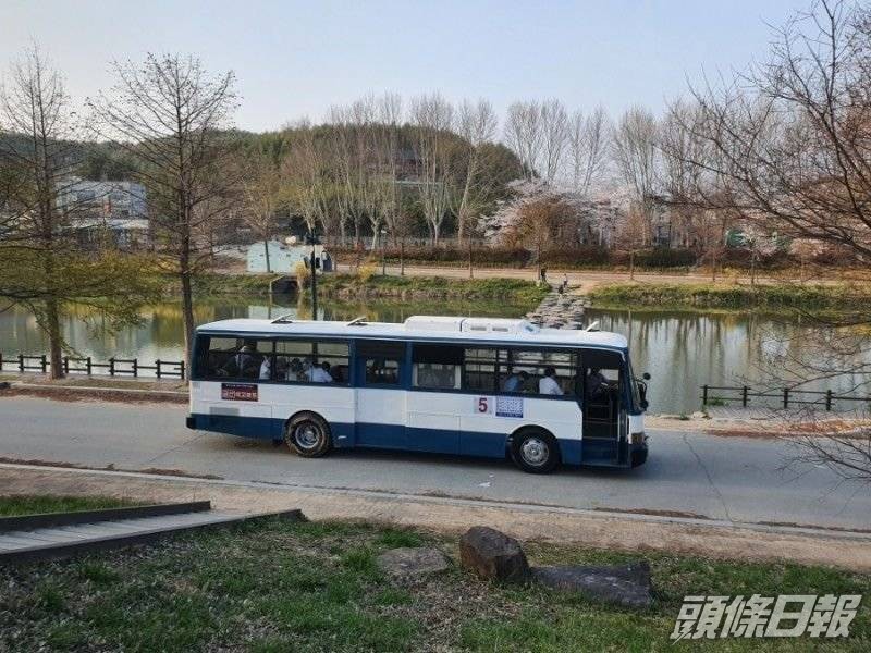 巴士的款式是1998年時期。